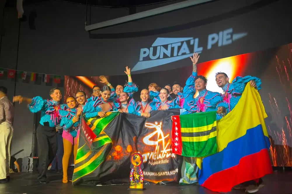 Bailarines de Clave Latina celebrando con los trofeos ganados en el mundial de baile
